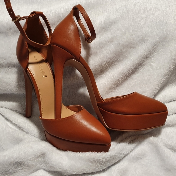 Right Tan Strappy Heel - Picture 3 of 3